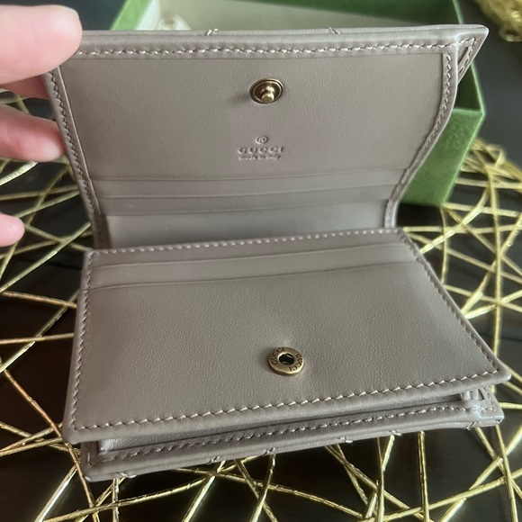 NEW Authentic Gucci Beige Leather Wallet with Gold Logo - Picture 2 of 10